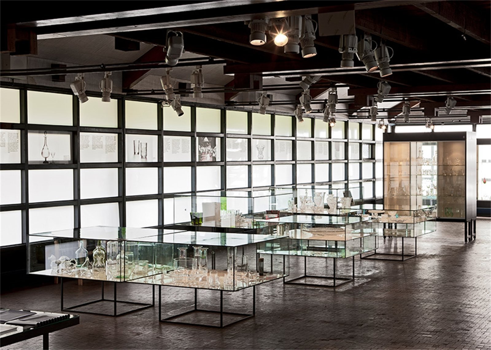 Iittala Village의 유리 전시와 방문 공간