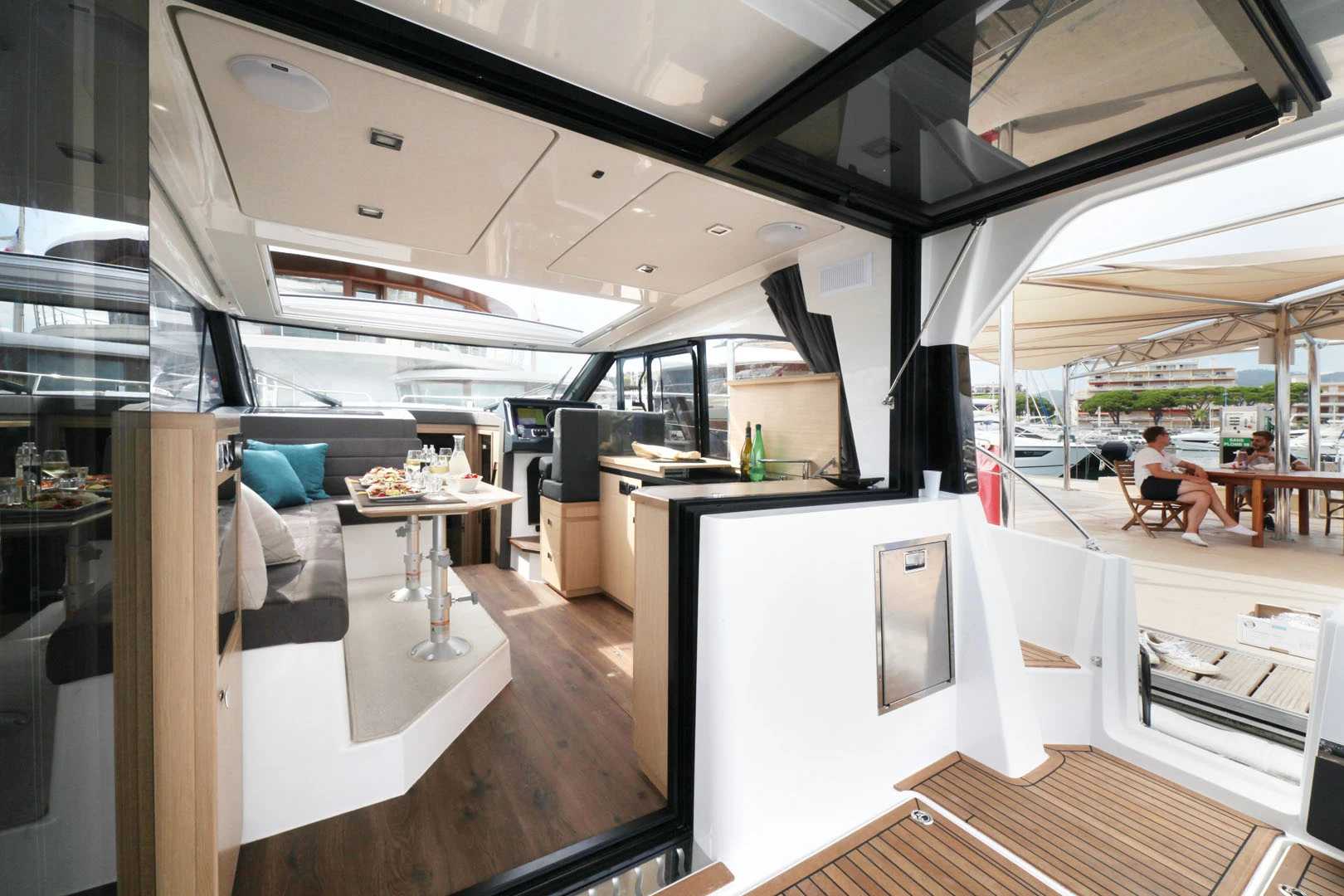 Parker 110 Monaco의 콕핏에서 바라본 선실